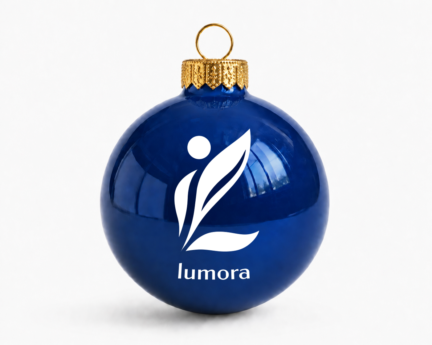 Blauwe glazen kerstbal met het witte logo van Lumora